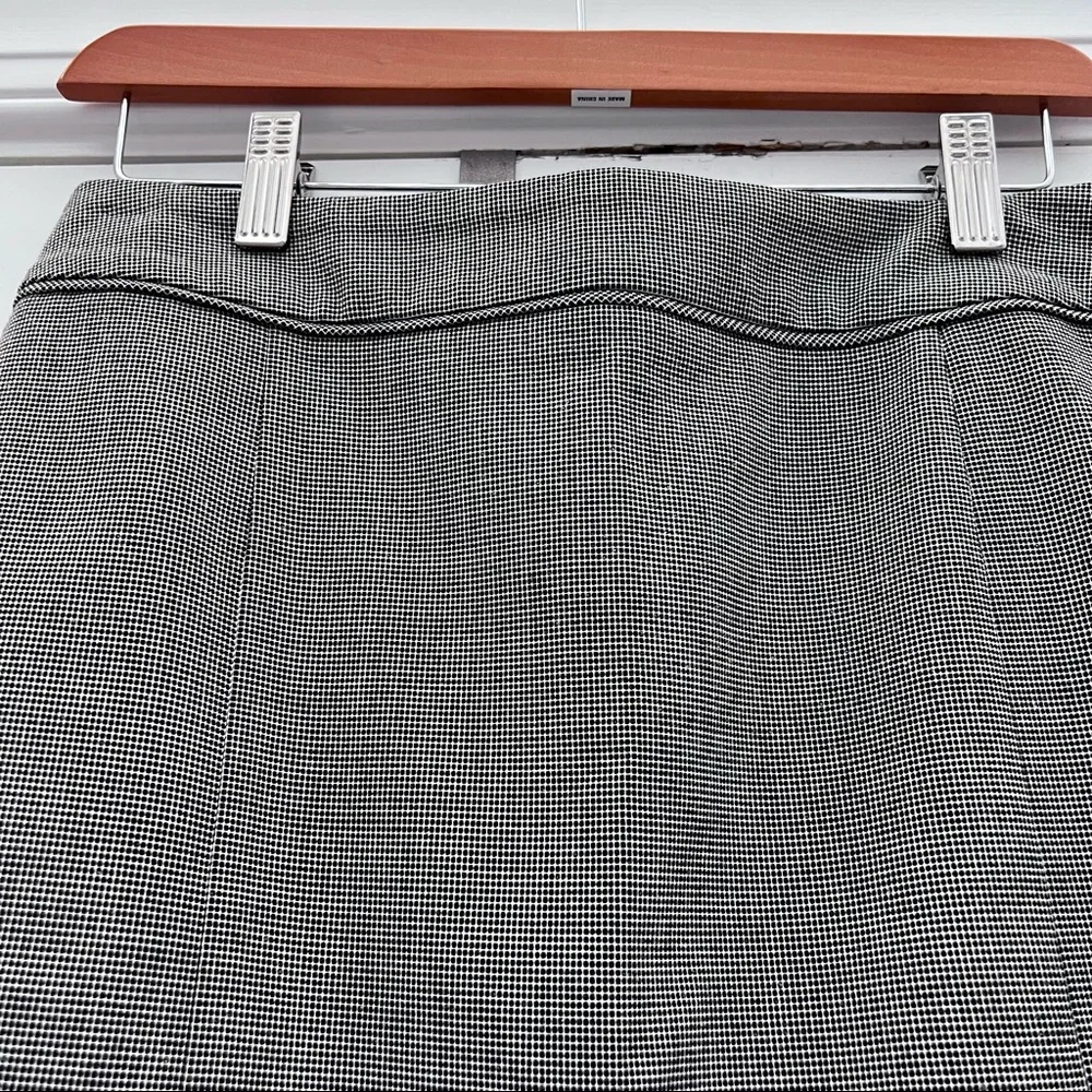White House Black Market micro check skirt fully lined. Pleated in back.Size 6